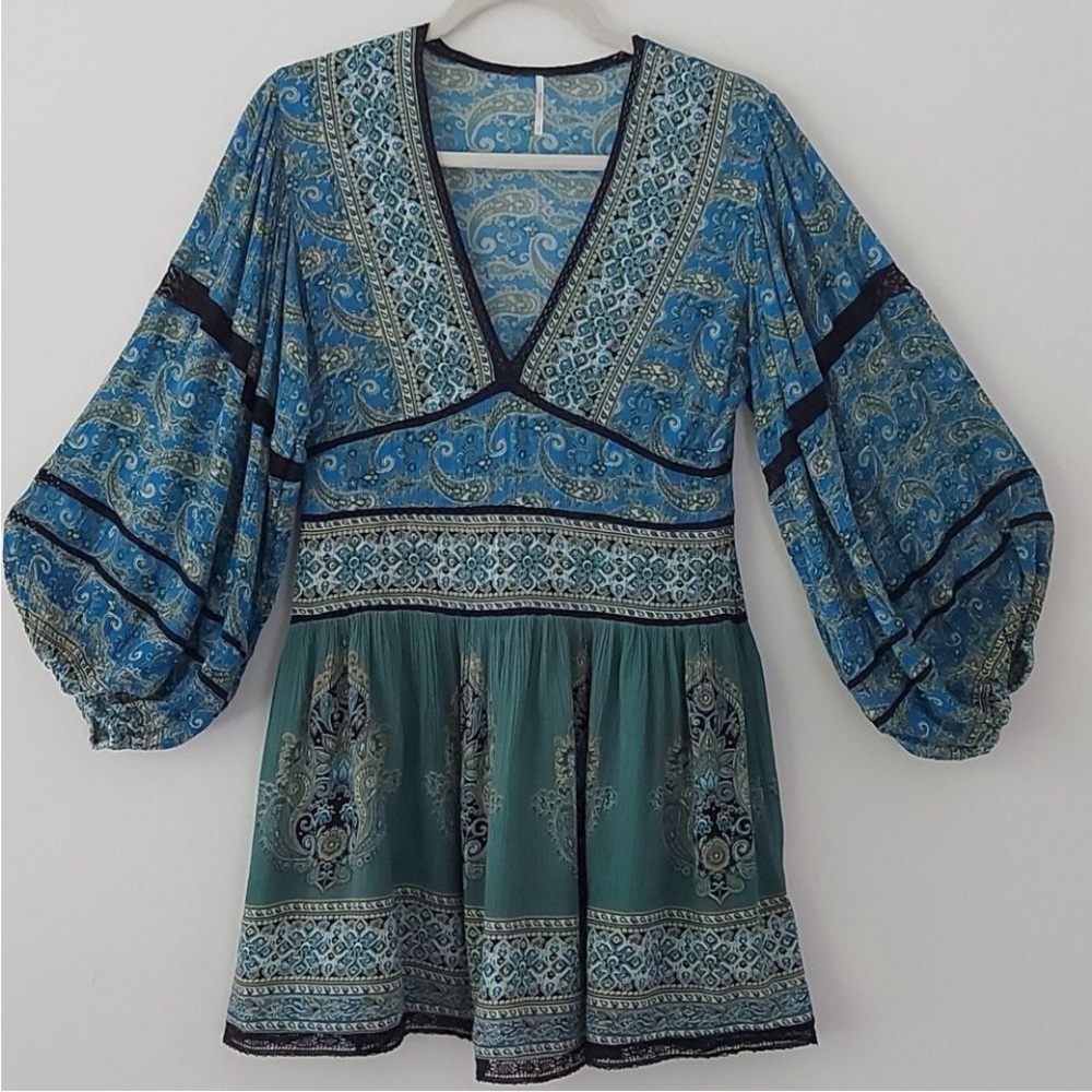FREE PEOPLE,  Boho Tunic Top
balloon sleeves,deep v-neck, lace trim
Sz M